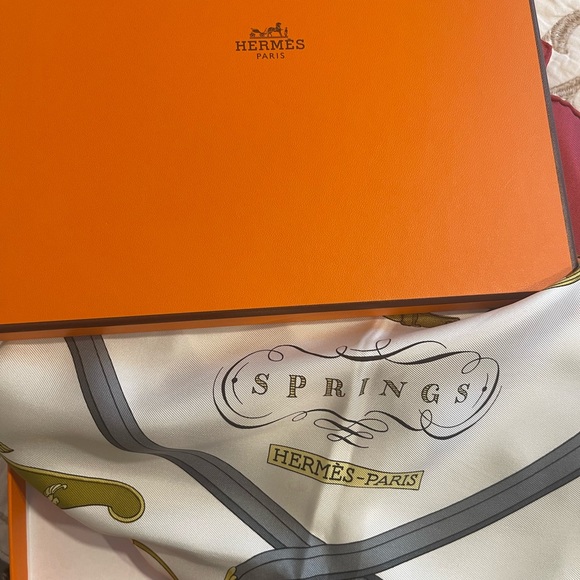 Hermès Orange Box with Elegant Scarf - Picture 7 of 8